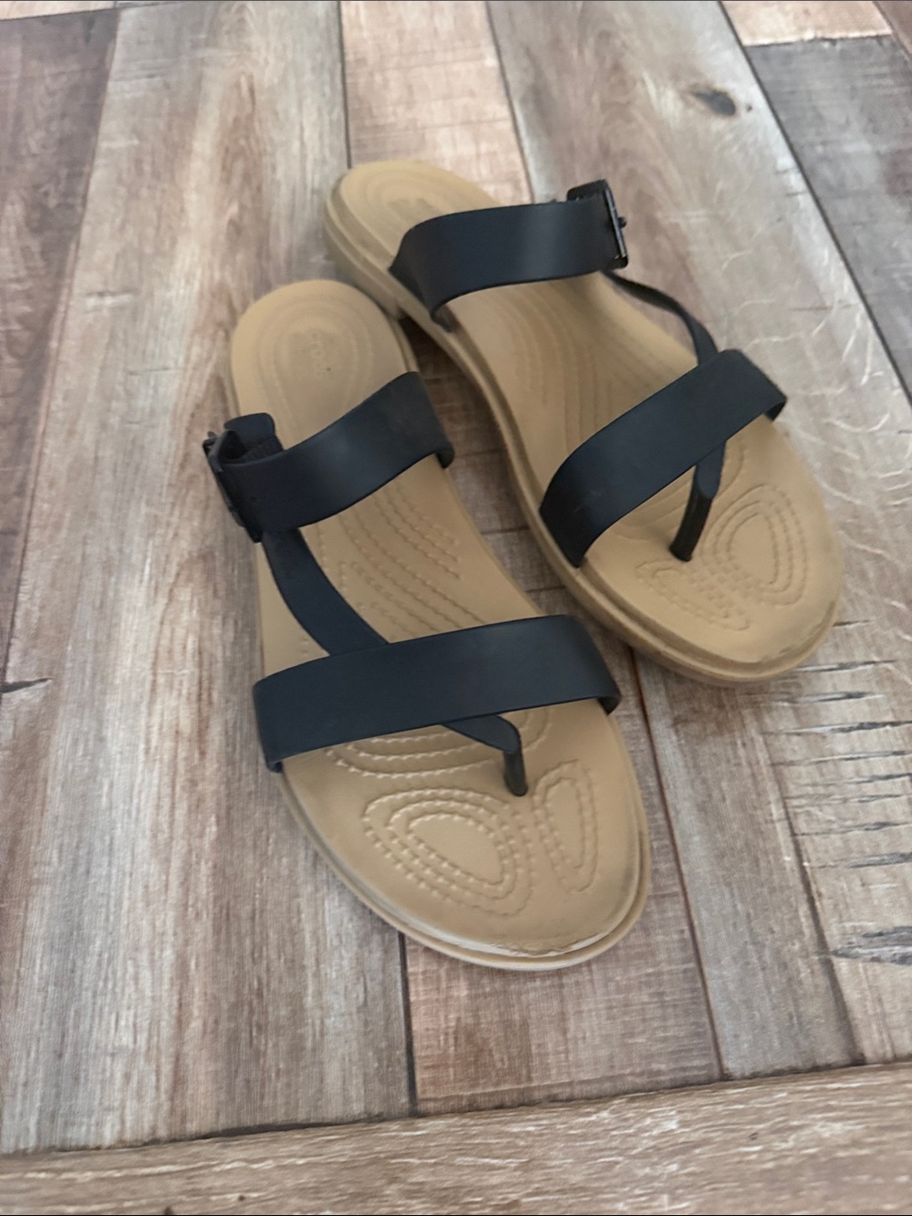 CROCS Women's Black Strap Toe-Post Sandals with Tan Footbed